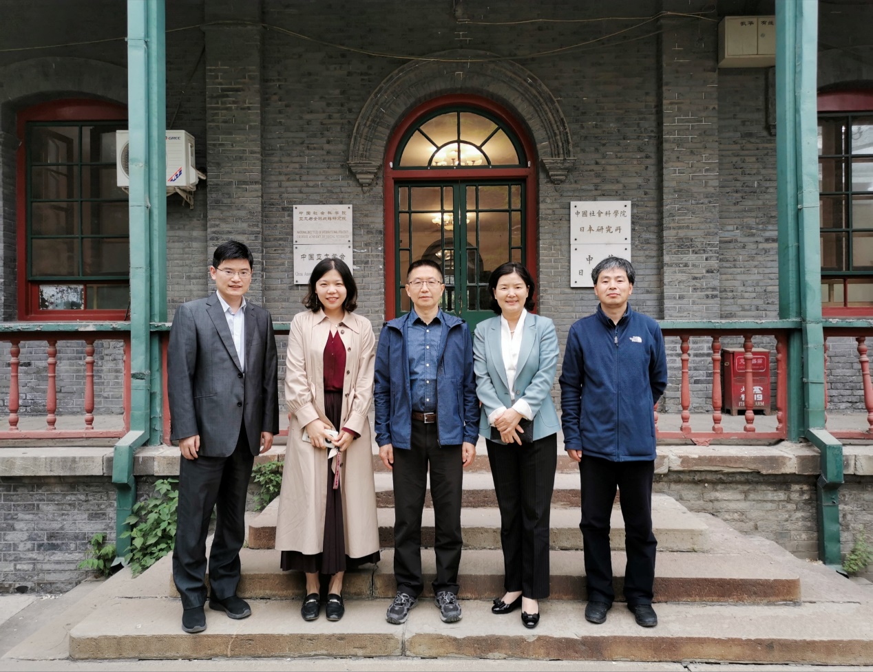 双方合影（从左到右）:钟飞腾、李帆、张国春、韩蔚、吴兆礼